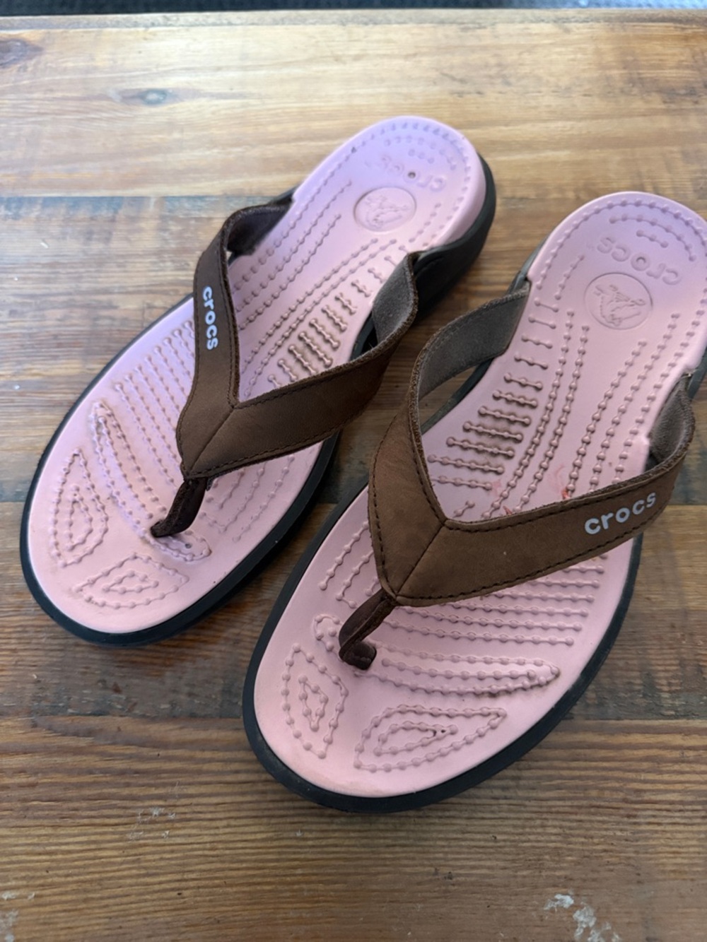 CROCS Women’s Capri Brown & Pink Flio Flop Sandals Sz 7